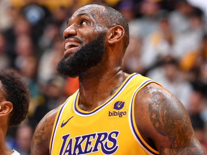 费德勒在拜仁比赛中比分优势明显，连败引发热议！(费德勒胜率)